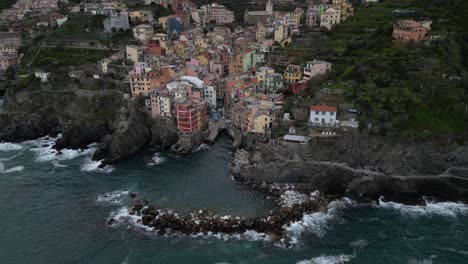 Riomaggiore-Cinque-Terre-Italia-Día-Nublado-Aéreo-En-El-Océano