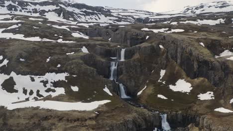 Kaskadierende-Klifbrekkufossar-Wasserfälle,-Die-An-Verschneiten-Wintertagen-Die-Hügel-Hinunterfließen