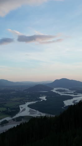 Fluss,-Ufer-Mit-Bäumen-Und-Bergen-Bei-Sonnenuntergang