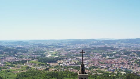 Luftaufnahme-Vom-Monte-Da-Penha-Mit-Blick-Auf-Guimarães,-Portugal-Mit-Kirchturm-Und-Kreuz