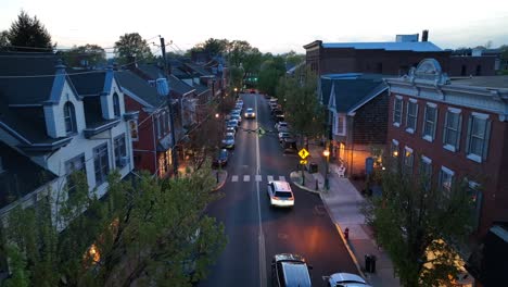 Calle-Principal-De-Compras-De-Una-Pequeña-Ciudad-Americana-Al-Atardecer.