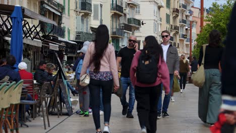 Gente-Ocupada-Caminando-Por-La-Calle-Rue-Félix-Faure-En-Cannes-En-La-Costa-Azul,-Francia,-Toma-Estática