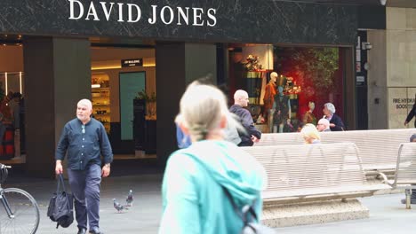 El-Tráfico-Peatonal-De-La-Entrada-Principal-De-Los-Grandes-Almacenes-David-Jones-En-El-Bullicioso-Centro-De-La-Ciudad-De-Melbourne-Y-Los-Peatones-Paseando-Por-El-Centro-Comercial-Bourke-Street.