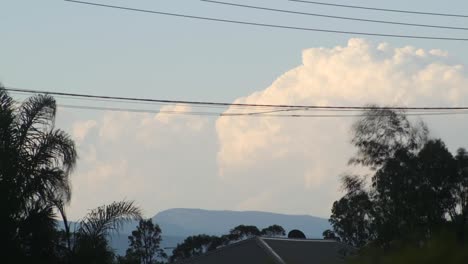 Timelapse-Enormes-Nubes-Onduladas-Sobre-El-Monte-Wellington-Alpes-Victorianos-Australia-Victoria-Gippsland-Maffra-Durante-El-Día