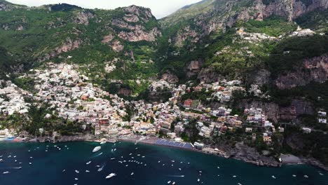 Impresionante-Disparo-De-Un-Dron-Sobre-Positano,-Costa-De-Amalfi,-Italia