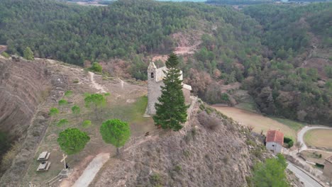 Un-Edificio-Histórico-De-Piedra-En-Una-Colina-Rodeada-De-Exuberante-Vegetación-En-El-Casco-Antiguo-De-Oristas,-Vista-Aérea