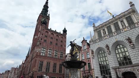 Neptune's-Fountain-in-Gdańsk-city,-old-town-area