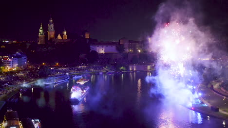 Fuegos-Artificiales-Sobre-El-Castillo-Real-De-Wawel-Y-El-Río-Vístula-En-Cracovia-Durante-El-Desfile-Del-Dragón,-Polonia