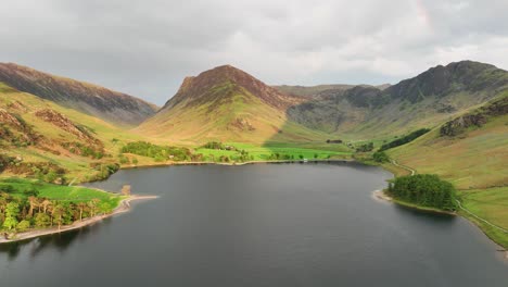 Vista-Aérea-Sobre-El-Lago-Buttermere-Hacia-El-Paso-Honister-Y-Pajares,-Cumbria,-Inglaterra