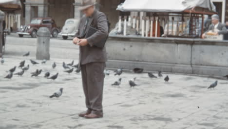 Hombre-De-Pie-Con-Un-Maletín-En-Una-Plaza-De-Padua-En-Una-Tarde-Nublada-De-Los-Años-50