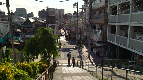 Famoso-Yuyake-Dandan-En-Yanaka-Durante-La-Puesta-De-Sol-Con-Gente