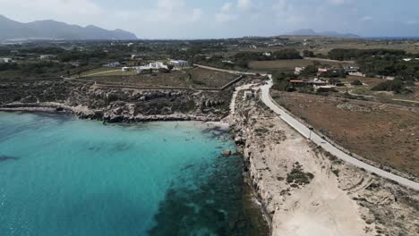 Drohnenflug-über-Der-Küste-Der-Insel-Favignana,-Ägadische-Inseln,-Luftaufnahme-Des-Mittelmeers-Aus-Der-Vogelperspektive