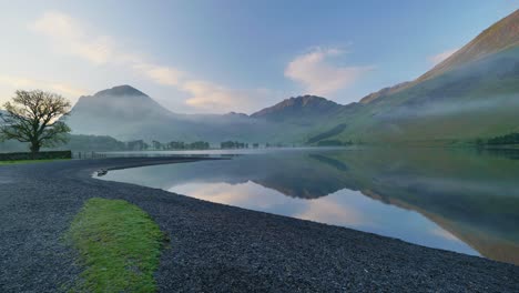 Zoom-Lento-En-El-Lago-Buttermere-En-Una-Brumosa-Mañana-De-Primavera,-Cumbria,-Inglaterra