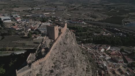 Castillo-Y-Ciudad-De-Biar-En-Alicante,-Mostrando-Arquitectura-Y-Paisaje-Históricos,-Vista-Aérea