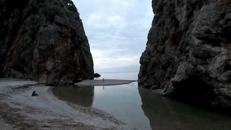 Playa-Secreta-En-Palma-De-Mallorca,-Aislada-Y-Sin-Olas,-Islas-Baleares,-España.