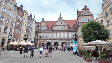 Puerta-Verde-En-Gdańsk-Y-Turistas,-Vídeo-En-Cámara-Lenta