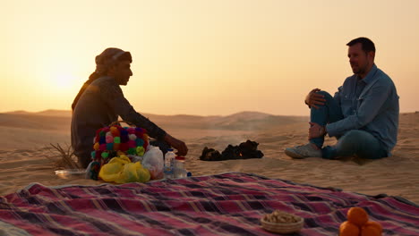 Dos-Hombres-Conversando-Junto-A-Una-Fogata-En-El-Desierto-Del-Sahara