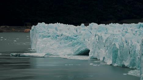 Agujero-En-Los-Enormes-Icebergs-Del-Glaciar-Perito-Moreno-En-La-Patagonia-Argentina