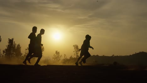 Kinder,-Die-Bei-Sonnenuntergang-Ein-Fußballspiel-Genießen