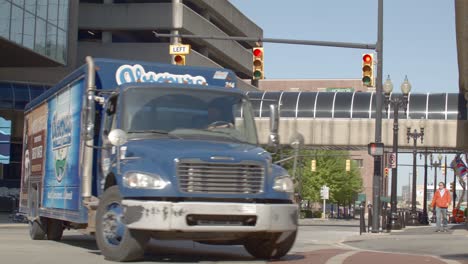 Traffic-in-downtown-Grand-Rapids,-Michigan-with-stable-video-shot