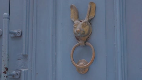 Türklopfer-Im-Stil-Einer-Hundesilhouette-Schmücken-Ein-Gebäude-In-Valletta,-Malta