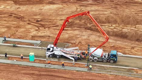 Construcción-De-Senderos-Con-Bombeador-De-Concreto-Y-Tripulación-En-Un-Sitio-De-Construcción-En-Yarrawonga