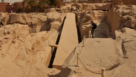 Unvollendete-Obeliskenreste-Aus-Dem-Antiken-Denkmal-In-Den-Steinbrüchen-Des-Alten-Ägypten-In-Assuan