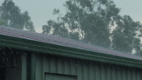 Gewitter,-Starker-Regen-Auf-Garage-Schuppen-Sehr-Windig-Australien-Victoria-Gippsland-Maffra-Blitz