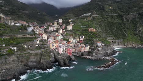 Riomaggiore-Cinque-Terre-Italien-Langsame-Annäherung