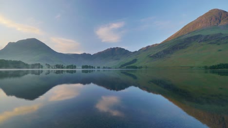 Impresionante-Foto-Del-Lago-Buttermere-En-Una-Mañana-Tranquila-En-El-Distrito-De-Los-Lagos,-Inglaterra