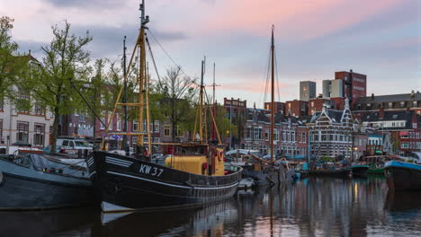 Timelapse-Nocturno-De-Barcos-En-El-Canal-En-El-Canal-De-Groningen,-Países-Bajos