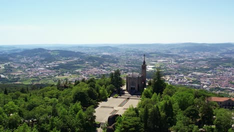 Luftaufnahme-Der-Kirche-Monte-Da-Penha,-Umgeben-Von-üppigem-Grün,-Mit-Blick-Auf-Guimarães,-Portugal