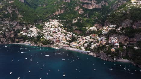 Unglaubliche-Luftaufnahme-über-Positano,-Amalfiküste,-Italien