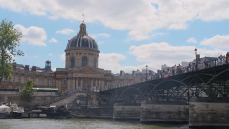 Blick-Vom-Boot,-Das-Unter-Der-Berühmten-Pont-Des-Arts-In-Paris-Hindurchfährt