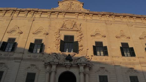 Exterior-view-of-the-Auberge-de-Castille-in-Valletta,-Malta,-bathed-in-sunlight