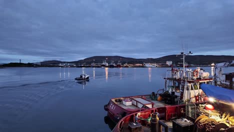 Irlanda-Lugares-épicos-Pequeño-Barco-Cruzando-El-Puerto-Por-La-Noche-El-Puerto-Pesquero-De-Castletownbere-Cork