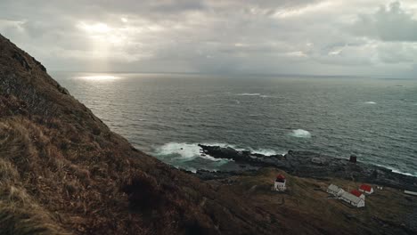 Instalación-Del-Faro-En-La-Costa-De-Noruega-Durante-El-Atardecer-Nublado