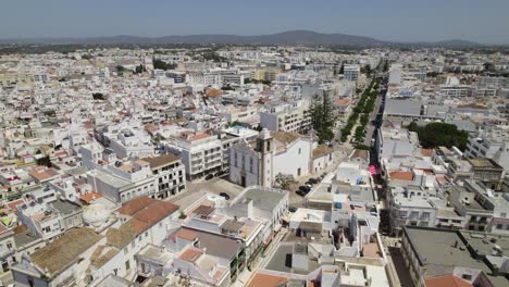 Luftaufnahme-Der-Stadtlandschaft-Von-Olhão-Mit-Der-Kirche-Unserer-Lieben-Frau-Vom-Rosenkranz