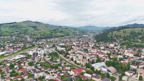 Drohnen-Hyperlapse-Im-Mund-Des-Rumänischen-Humors-An-Einem-Sonnigen-Tag