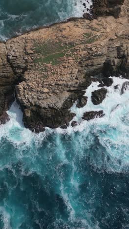 Comet-Point-with-waves-and-cliffs-panoramic-view-in-Mazunte-Oaxaca,-vertical-screen