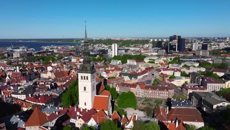 Retirada-Aérea-Lejos-De-Tallin,-Casco-Antiguo-De-Estonia