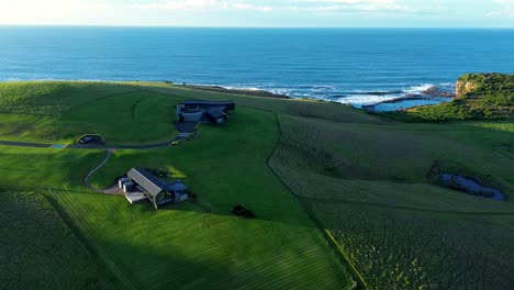 Landschaftsdrohne-Luftaufnahme-Des-Headland-House-Gerringong-Immobilien-Architektur-Haus-Heim-Auf-Dem-Land-Strand-Bauernhof-Eigentum-Kiama-Südküste-Australien-Reise-Tourismus