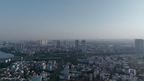 Edificio-Emblemático-En-El-Río-Saigón-Con-Un-Cielo-Azul-Claro-Con-Una-Toma-Panorámica-De-Drones