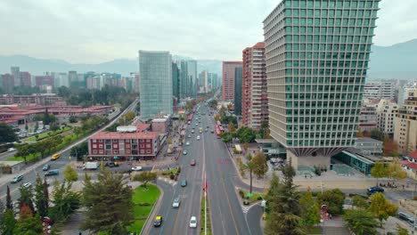 Toma-Aérea-Ascendente-De-La-Avenida-Apoquindo,-Día-De-Otoño-En-Las-Condes,-Chile