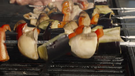 Brochetas-De-Verduras-Servidas-Por-El-Chef-En-Una-Barbacoa-Caliente-Con-Humo-Elevándose-A-La-Luz-Del-Atardecer-Para-Reuniones-Familiares-En-Cámara-Lenta