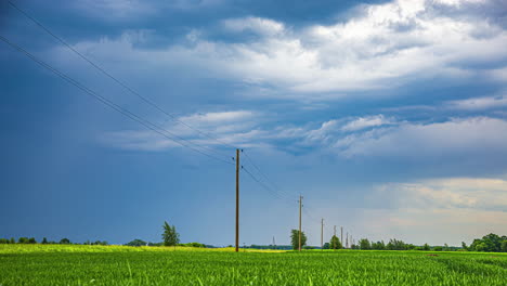 El-Tráfico-Circula-Por-Caminos-Rurales,-Campos-Verdes-Con-Nubes,-Movimiento-De-Lapso-De-Tiempo-En-El-Horizonte