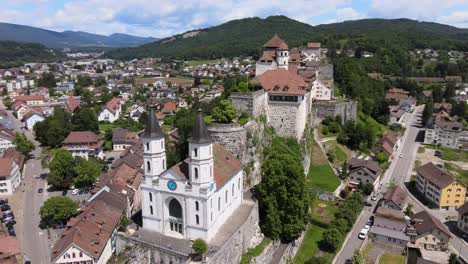 Nahaufnahme-Einer-Kreisenden-Drohne,-Die-Das-Schloss-Aarburg-Rückwärts-Fliegen-Lässt,-In-Der-Schweiz