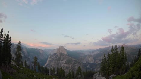 Zeitraffer-Des-Half-Dome-Im-Yosemite-Nationalpark-In-Der-Abenddämmerung