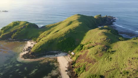 La-Hermosa-Vista-Desde-La-Colina-De-Merse-En-Lombok,-Un-Destino-Emblemático-Con-Su-Ladera-Verde,-Su-Océano-Azul-Y-Su-Playa-De-Arena-Blanca