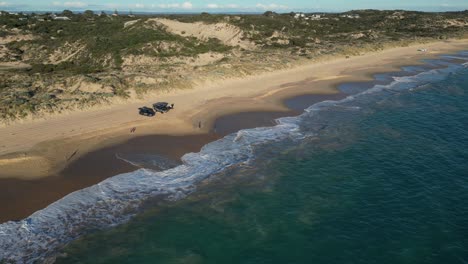 Toma-Orbital-De-Gente-Divirtiéndose-En-La-Playa-De-Arena-De-Preston,-Australia-Occidental